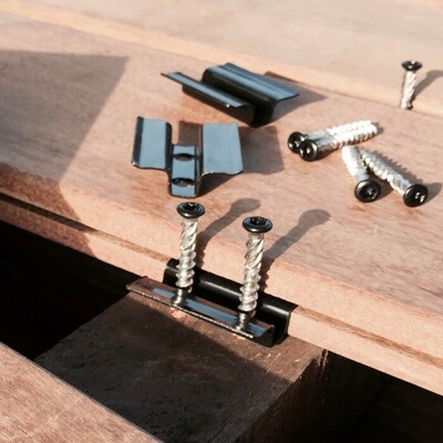 Ip&eacute;-Terrassendiele Detailansicht mit Maserung und Edelstahl-Clips