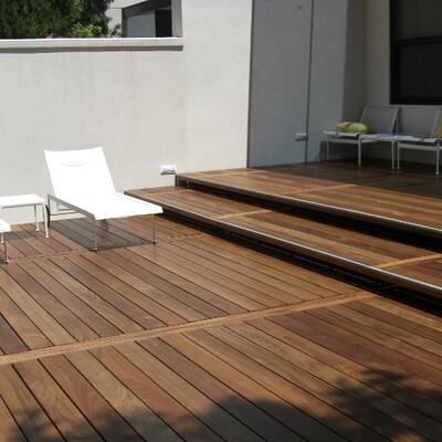 Ip&eacute;-Terrasse mit erh&ouml;hter Ebene neben einem modernen Wohnhaus